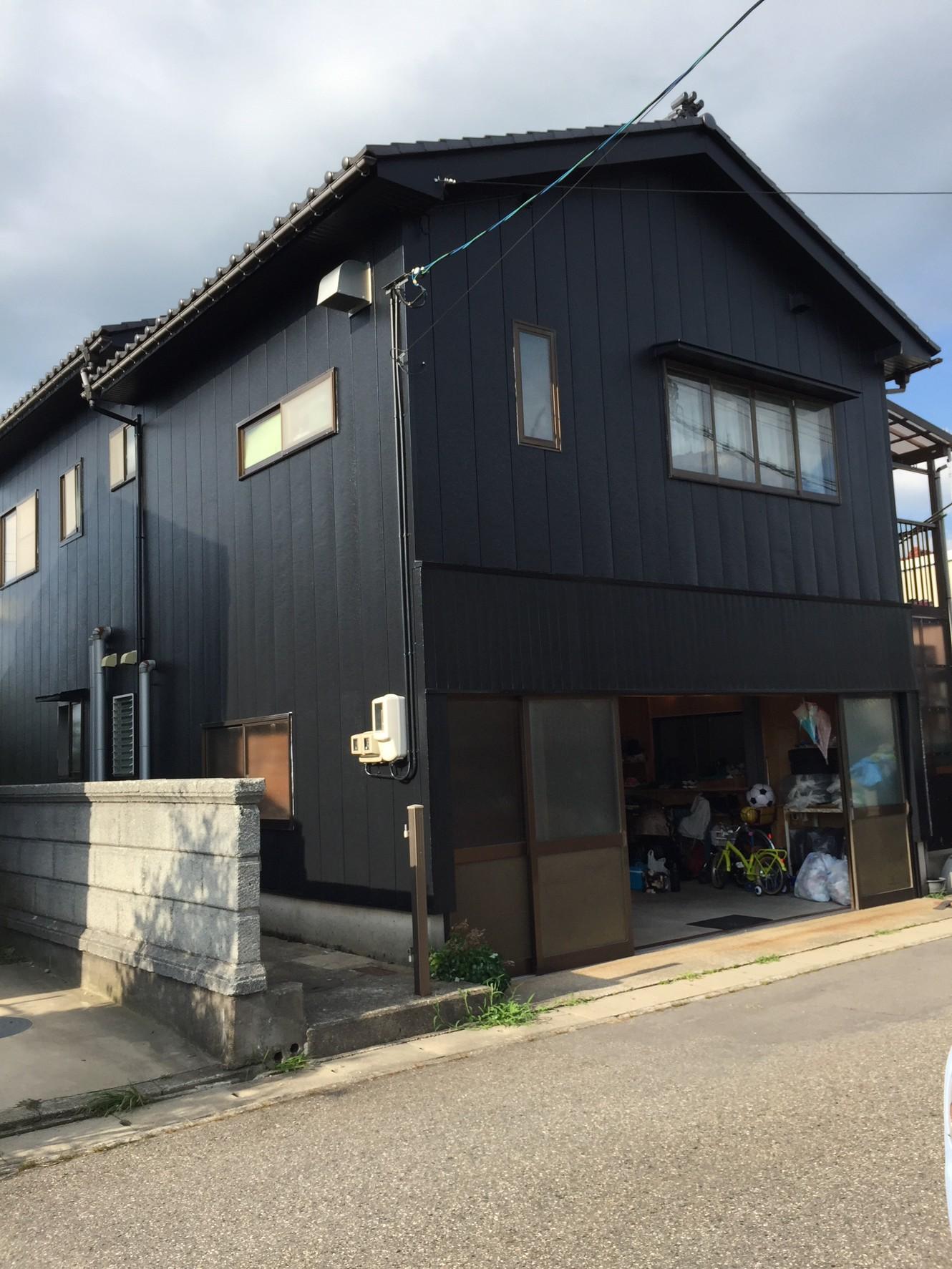 黒い外壁の家