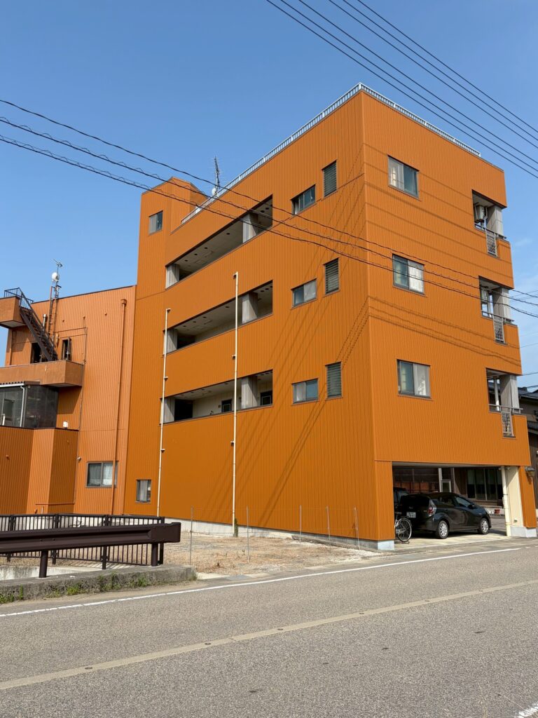富山県高岡市マンション外壁タイル→ガルバリウム鋼板(Kスパンタイプ)カバー工法リノベーション